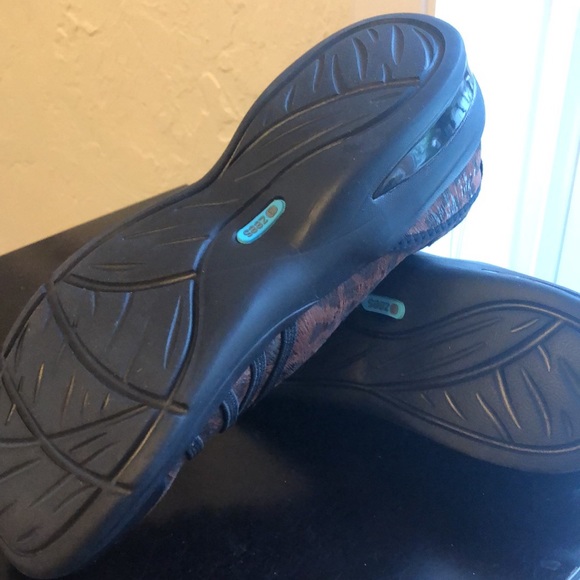 Bzees man made animal print slip on shoes size 8.5 - Picture 4 of 7